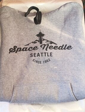 Ouray Sportswear Space Needle Seattle Hoodie Gray Graphic Sweatshirt Size M Nwot